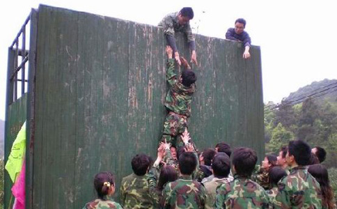 「一个人能够翻越4.2米的高墙吗」新员工拓展训